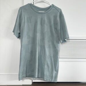 Metal vent tech Lululemon shirt
